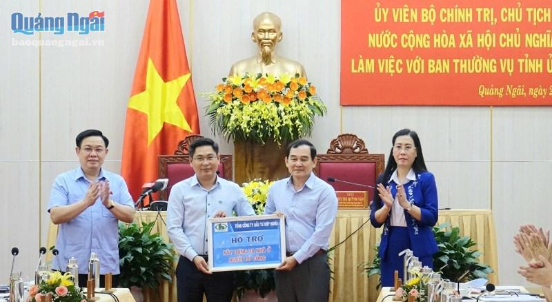 Chủ tịch Quốc hội Vương Đình Huệ và Bí thư Tỉnh ủy Bùi Thị Quỳnh Vân chứng kiến đại diện Tổng công ty Đầu tư Hợp Nghĩa trao biển tượng trưng hỗ trợ kinh phí xây dựng 30 nhà ở cho người có công.