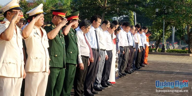 Các đại biểu dành phút mặc niệm trước Tượng đài Tổ quốc ghi công để tưởng nhớ công lao to lớn của các anh hùng liệt sĩ