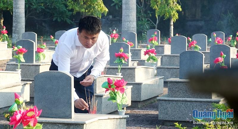 Phó Bí thư Thường trực Tỉnh ủy, Trưởng đoàn ĐBQH tỉnh dâng hương lên các phần mộ liệt sĩ.