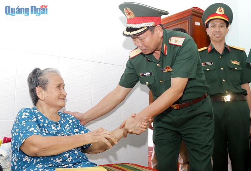 Thiếu tướng Hứa Văn Tưởng - Phó Tư lệnh Quân khu 5, tặng quà thương binh tại Trung tâm Điều dưỡng người có công tỉnh.