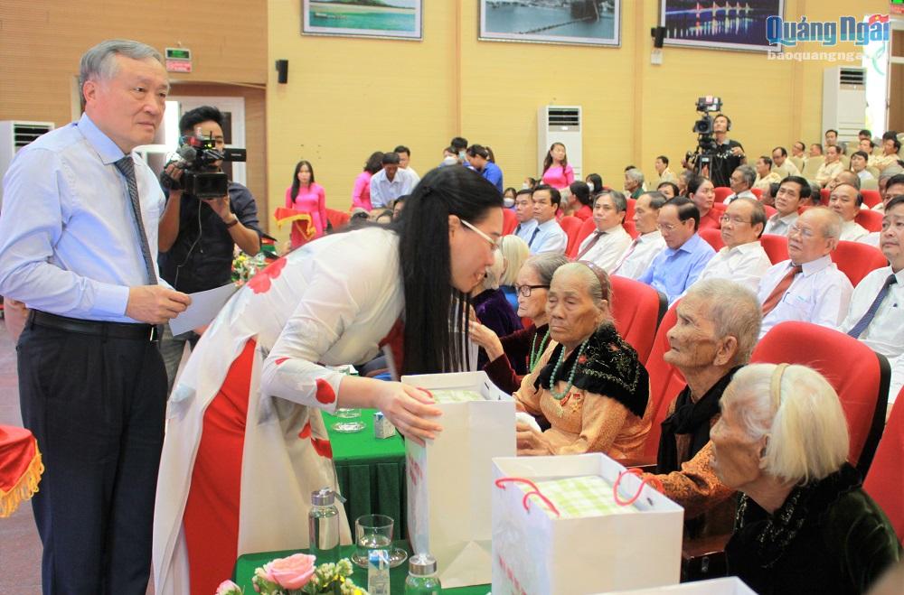 Bí thư Tỉnh ủy, Chủ tịch HĐND tỉnh Bùi Thị Quỳnh Vân tặng quà cho Mẹ VNAH.