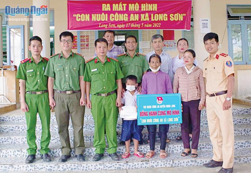 Đoàn viên, thanh niên Chi đoàn Công an huyện Minh Long thăm, tặng quà thiếu nhi có hoàn cảnh khó khăn.