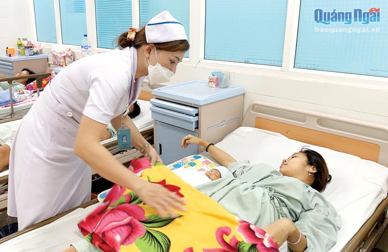 Nhân viên Bệnh viện Sản - Nhi tỉnh chăm sóc mẹ và bé.