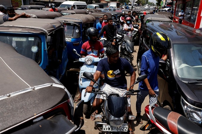 Khung cảnh bên ngoài một trạm xăng ở thủ đô Colombo - Sri Lanka hôm 26-7. Quốc gia Nam Á này đang rơi vào khủng hoảng kinh tế và không thể trả nợ nước ngoài Ảnh: Reuters