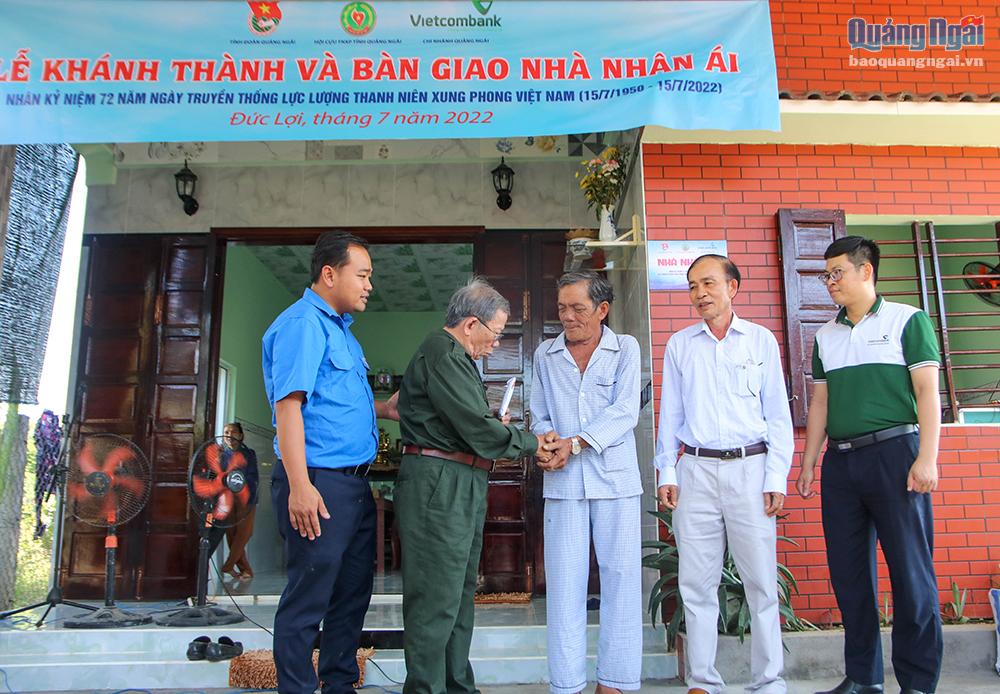 Trao tiền hỗ trợ xây nhà cho ông Võ Văn Ngọc.