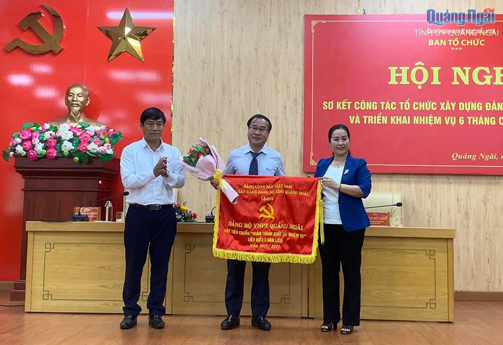 Đại diện Ban Tổ chức Trung ương và Phó Bí thư Tỉnh ủy Đinh Thị Hồng Minh tặng Cờ