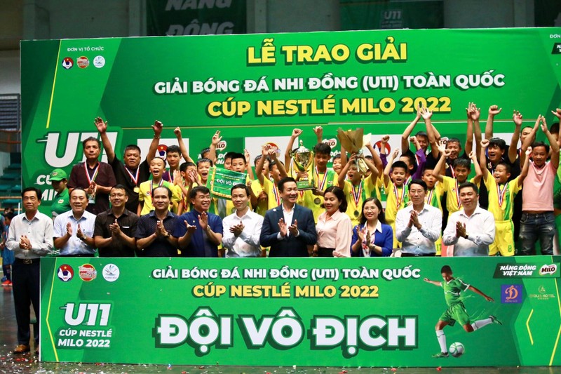 U11 Sông Lam Nghệ An nâng cao chiếc cúp vô địch. (Ảnh: BTC)