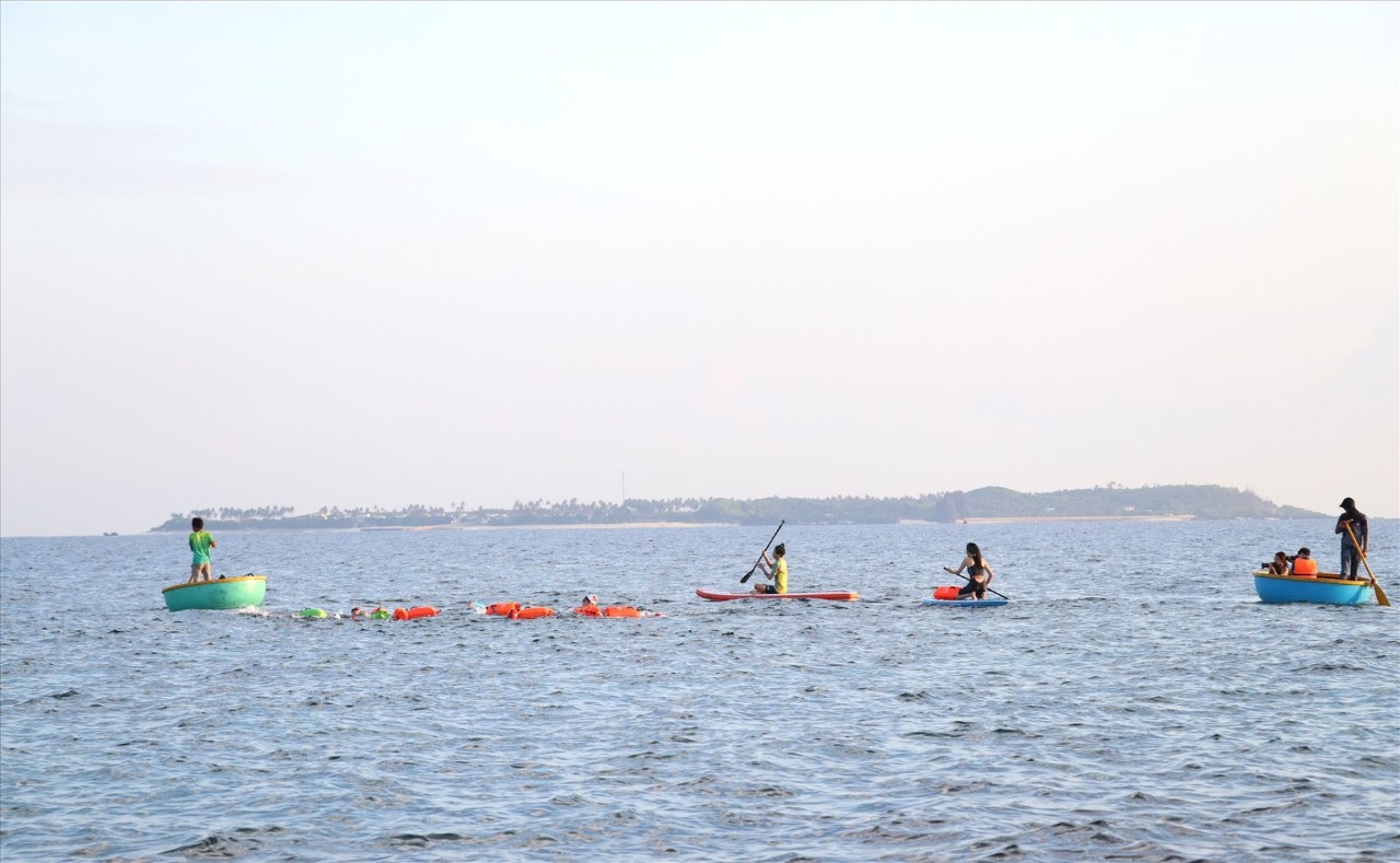 Video: 36 vận động viên trẻ chinh phục đường bơi vượt biển Lý Sơn