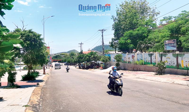 Hạ tầng giao thông huyện Lý Sơn từng bước được đầu tư hoàn thiện.