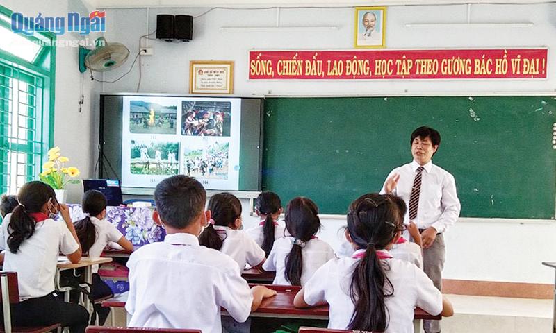 Một tiết dạy thực nghiệm Tài liệu giáo dục địa phương tỉnh Quảng Ngãi lớp 6 tại Trường Phổ thông dân tộc bán trú Tiểu học và THCS Trà Thủy (Trà Bồng).  			       Ảnh: T.L