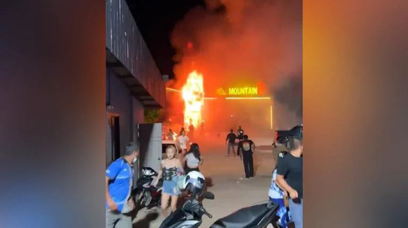 Hiện trường vụ hỏa hoạn tại hộp đêm Mountain B ở tỉnh Chonburi, Thái Lan - Ảnh: THAI ENQUIRER