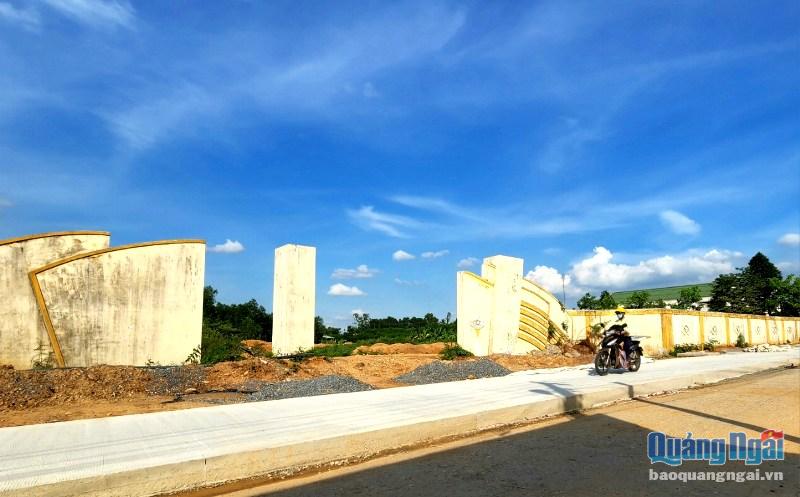 Sau hơn 4 năm xây dựng, công trình khu thể thao ở xã Tịnh Giang vẫn chưa hoàn thành.