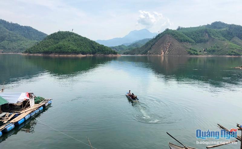 Tại Hồ chứa nước Nước Trong có hơn 90 ghe, đò hoạt động phục vụ nhu cầu đi lại của người dân.