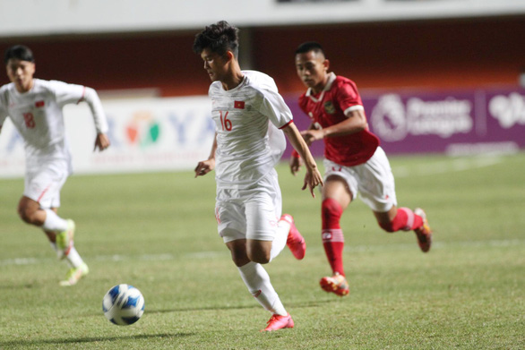 U16 Việt Nam (áo trắng) dù dẫn trước nhưng đã để U16 Indonesia lội ngược dòng - Ảnh: VFF