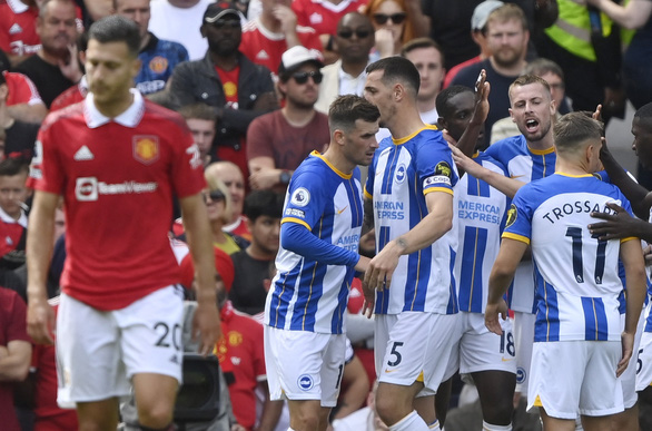 Cầu thủ Brighton ăn mừng bàn nâng tỉ số lên 2-0 - Ảnh: REUTERS