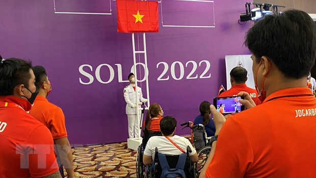 Quốc kỳ Việt Nam được kéo lên trong lễ trao HCV nội dung cử tạ hạng cân 72 kg. Ảnh: TTXVN