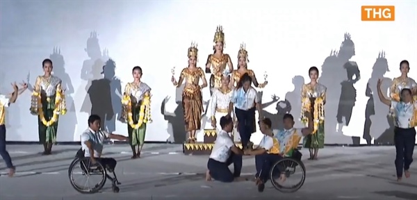 Một tiết mục của đoàn nghệ thuật Campuchia tại lễ nhận cờ đăng cai ASEAN Para Games lần thứ 12 tổ chức tại Campuchia năm 2023. Ảnh: Báo Văn hóa