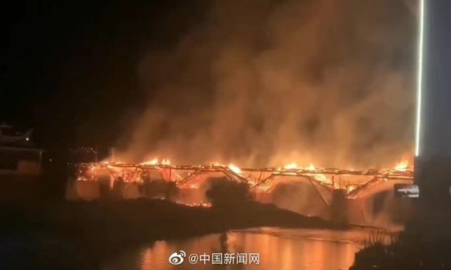 Cầu gỗ Vạn An 900 năm tuổi ở tỉnh Phúc Kiến, Trung Quốc bị thiêu rụi - Ảnh: Weibo/China News Service