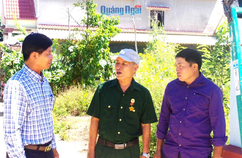 Cựu chiến binh Nguyễn Hoài Phương (giữa) luôn tích cực đóng góp xây dựng quê hương.                   Ảnh: Hiền Thu