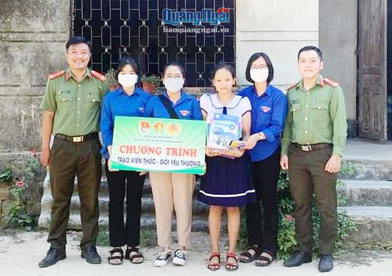 Đoàn viên, thanh niên huyện Nghĩa Hành tặng quà cho thiếu nhi.