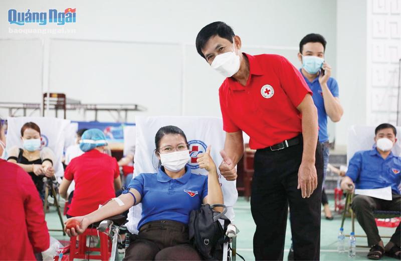 Tuổi trẻ huyện Nghĩa Hành hiến máu tình nguyện. 