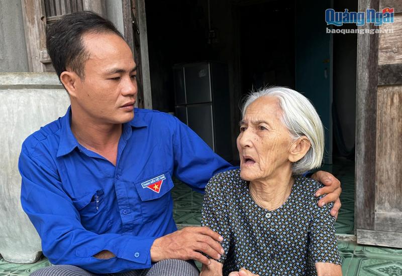  Anh Trần Chí Lâm luôn sẻ chia, giúp đỡ người nghèo, các cụ già neo đơn. Ảnh: Mỹ Duyên