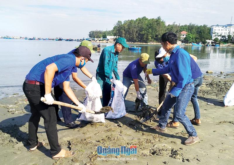 Đoàn viên, thanh niên huyện Bình Sơn tham gia dọn vệ sinh bờ biển. 