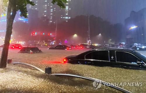 Đường phố biến thành sông, ga tàu điện ngầm bị ngập lụt trong trận lũ lịch sử. Ảnh: Yonhap News