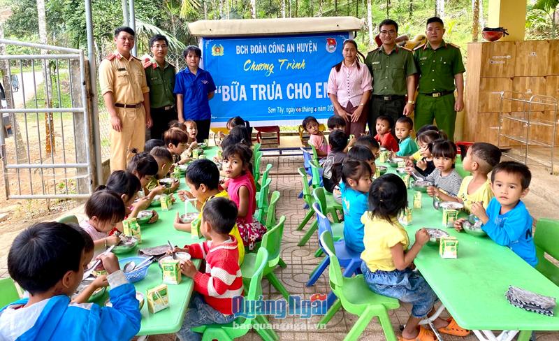 Đoàn Thanh niên Công an huyện Sơn Tây tổ chức Chương trình “Bữa trưa cho em” tại điểm Trường Mầm non thôn Ka Năng, xã Sơn Tinh. 