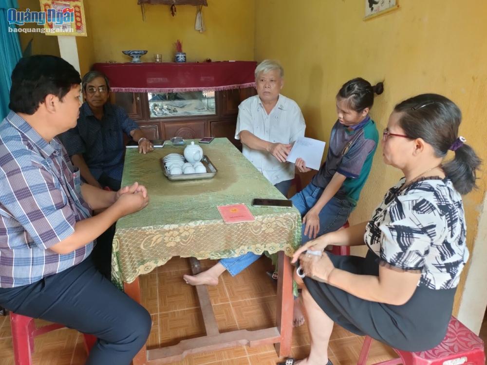 Đoạn thăm hỏi, tặng quà cho em Nguyễn Thái Bình, ở thôn Tư Cung, xã Tịnh Khê (TP.Quảng Ngãi)