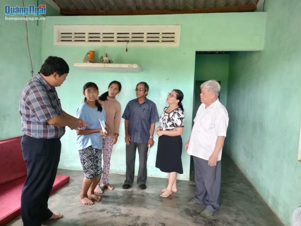 Phó Chủ tịch Ủy ban MTTQ Việt Nam tỉnh Bùi Đức Thọ, tặng quà cho các nạn nhân chất độc da cam.