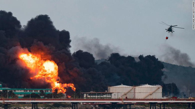 Trực thăng cứu hỏa thả bom nước vào đám cháy lớn tại kho dầu ở Matanzas, Cuba, ngày 8/8. (Ảnh: CNN)