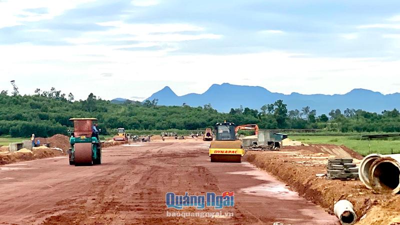 Huyện Bình Sơn đang đẩy nhanh tiến độ thi công dự án Đường Huyện đội - Hóc Cam.