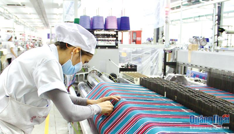 Tỉnh đang tập trung thu hút đầu tư, giải quyết việc làm, tăng thu ngân sách trong năm 2023.  Trong ảnh: Công nhân Công ty Tân Mahang Việt Nam (KCN VSIP Quảng Ngãi) trong ca sản xuất.                                        Ảnh: TN