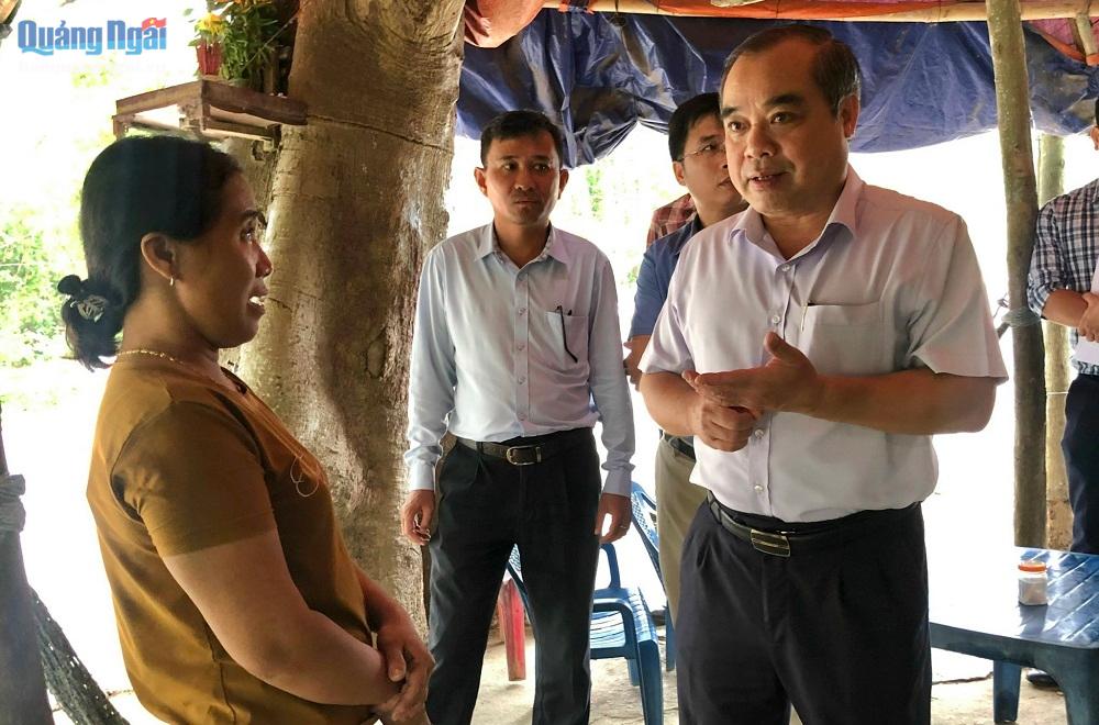 Phó Chủ tịch Thường trực UBND tỉnh Trần Hoàng Tuấn trao đổi, vận động hộ dân bàn giao mặt bằng cho dự án.