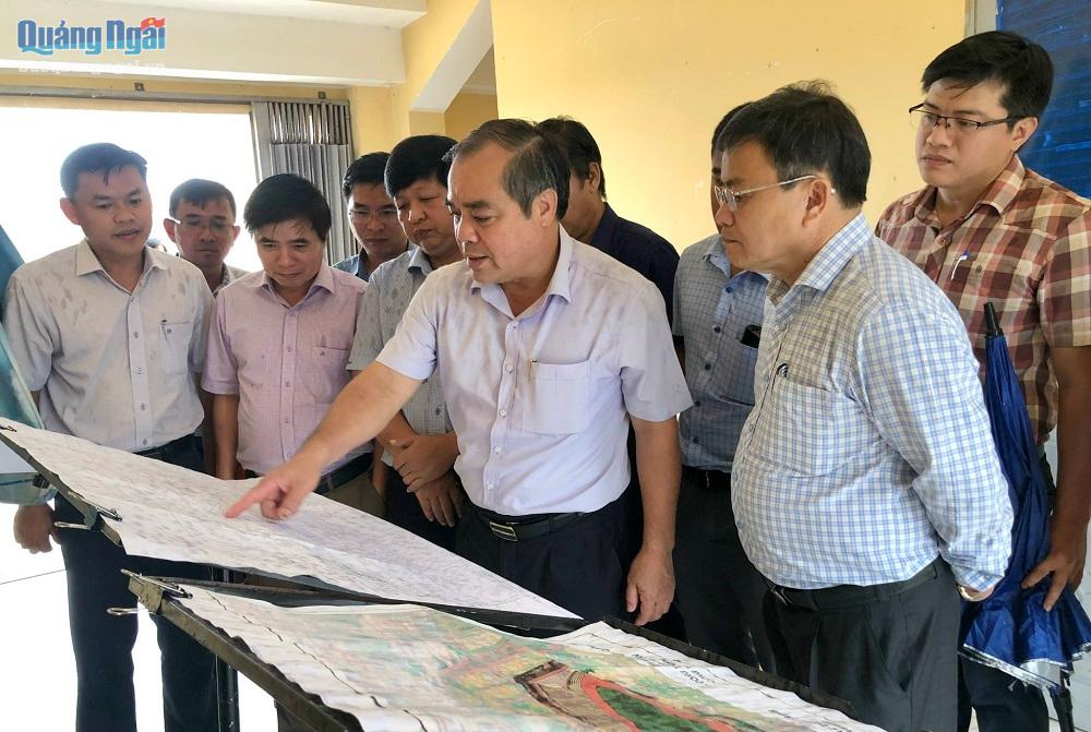 Phó Chủ tịch Thường trực UBND tỉnh Trần Hoàng Tuấn kiểm tra một số công trình, dự án