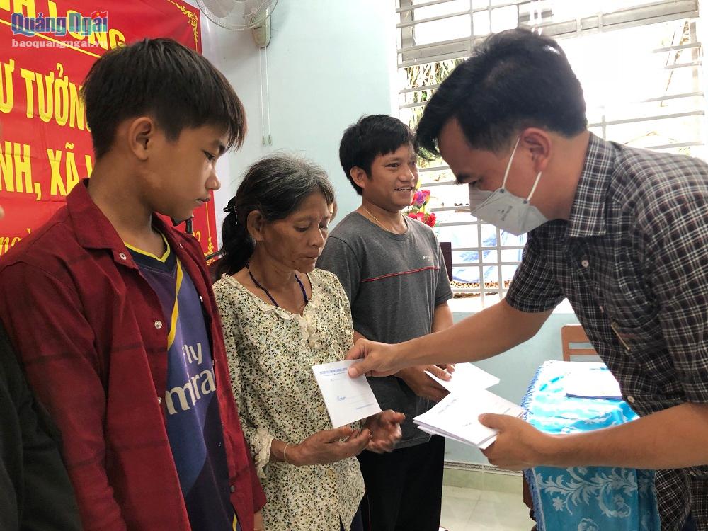 Bí thư Huyện ủy Minh Long Nguyễn Mạnh Thái tặng quà cho người nghèo thôn Gò Tranh