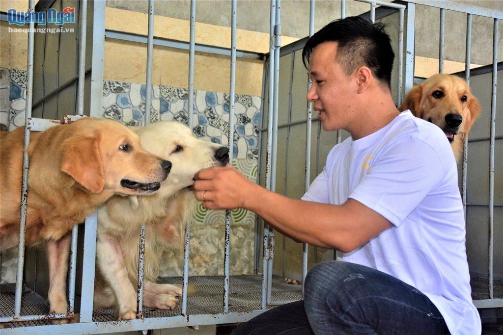 Anh Huỳnh Văn Hùng hiện đang có thu nhập tốt với nghề nuôi chó cảnh.