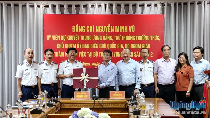Thứ trưởng Thường trực Bộ Ngoại giao Nguyễn Minh Vũ tặng quà cho cán bộ, chiến sĩ BTL Vùng Cảnh sát biển 2. 