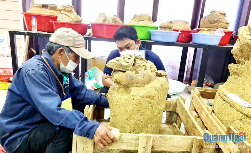 Các cộng sự của Tiến sĩ Đoàn Ngọc Khôi đang chỉnh lý hiện vật văn hóa Sa Huỳnh ở thung lũng sông Tang, bóc tách và giải mã những bí ẩn của nền văn hóa này.  