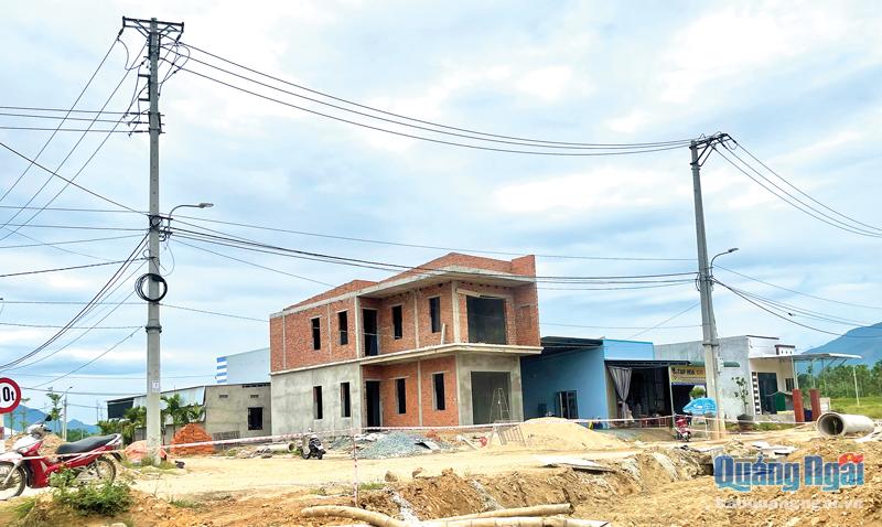 Một số hộ dân xây dựng nhà mới tại khu tái định cư, ở xã Hành Dũng (Nghĩa Hành).