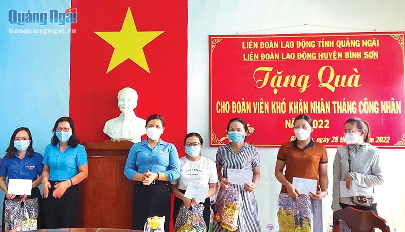 Liên đoàn Lao động huyện Bình Sơn tặng quà cho đoàn viên, người lao động.
