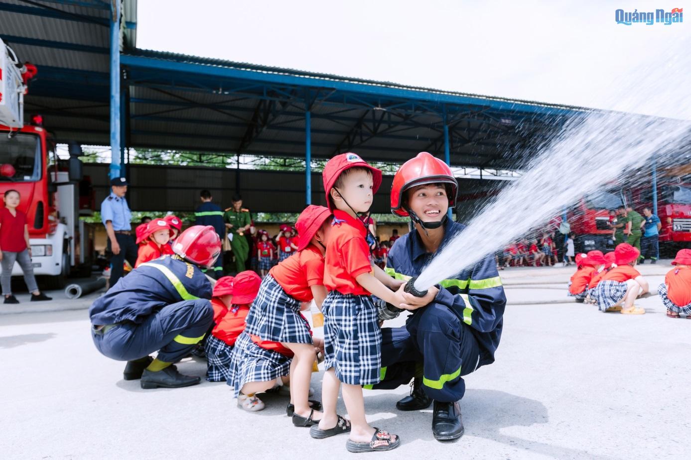 Dạy cho trẻ kỹ năng phòng cháy, chữa cháy và thoát nạn