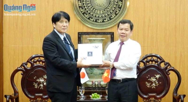 Chủ tịch UBND tỉnh Đặng Văn Minh tặng quà lưu niệm cho Tổng Lãnh sự quán Nhật Bản tại TP.Đà Nẵng.