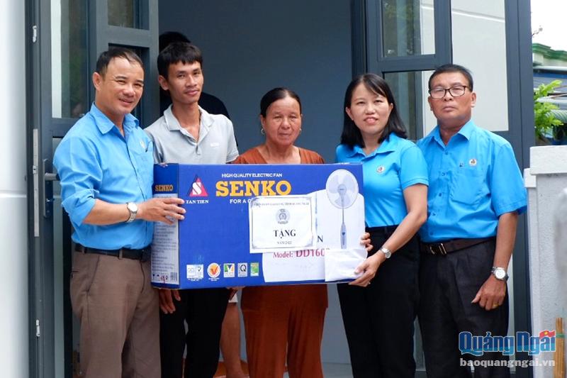 Liên đoàn Lao động tỉnh tặng quà cho bà Nguyễn Thị Thu. 