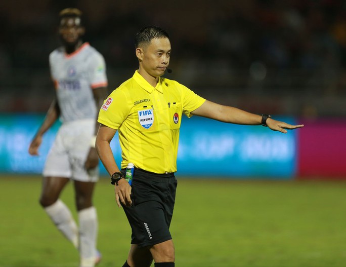 Vị "vua áo đen" số 1 Việt Nam bị treo còi ở vòng 13 V-League.