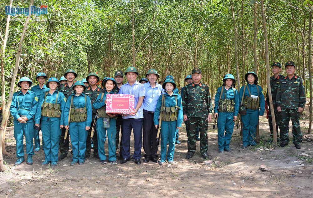 Phó Bí thư Thường trực Tỉnh uỷ Trưởng Đoàn ĐBQH tỉnh Đặng Ngọc Huy tặng quà, động viên các lực lượng diễn tập