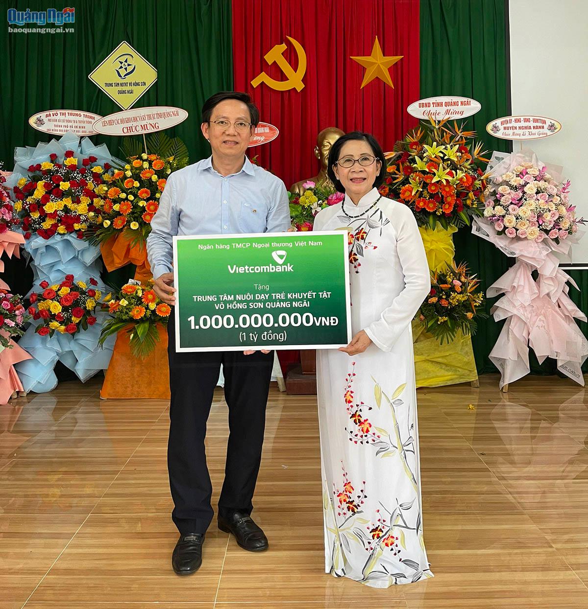 Ngân hàng TMCP Ngoại thương Việt Nam hỗ trợ Trung Nuôi dạy trẻ khuyết tật Võ Hồng Sơn 1 tỉ đồng