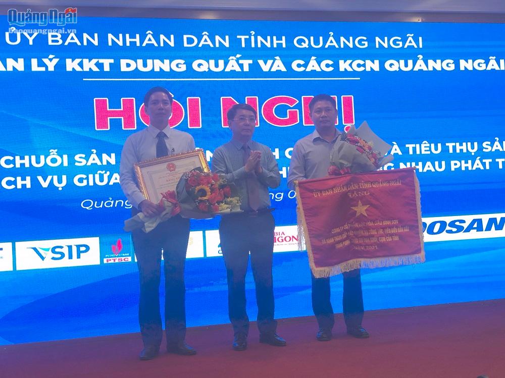 Trưởng Ban quản lý KKT Dung Quất và Các KCN tỉnh Hà Hoàng Việt Phương trao Cờ thi đua, Bằng khen của Chủ tịch UBND tỉnh cho 2 đơn vị có thành tích xuất sắc trong hoạt động sản xuất kinh doanh năm 2021.