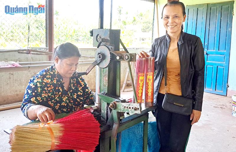 Chị Trần Thị Thủy (bên phải), ở thị trấn Trà Xuân (Trà Bồng), giới thiệu sản phẩm nhang quế truyền thống. 